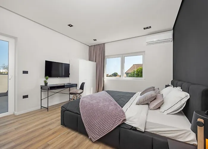 Aida - 4 Bedroom Luxury With Large Private Pool 4k Projector And Jacuzzi Willa *