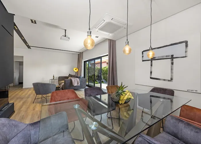 Aida - 4 Bedroom Luxury With Large Private Pool 4k Projector And Jacuzzi Villa Pula