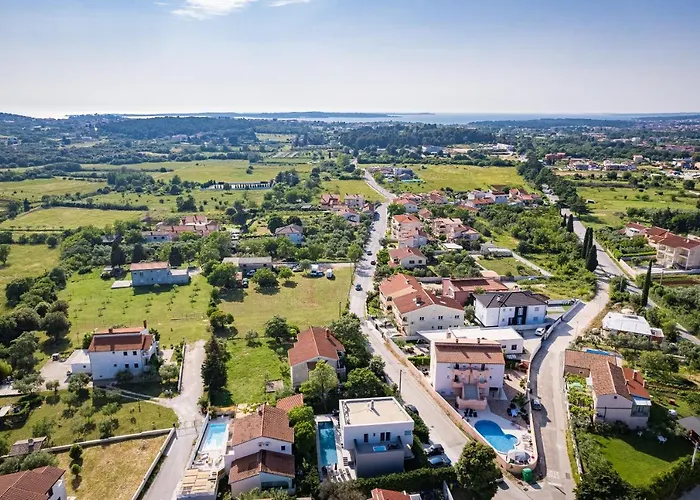 Aida - 4 Bedroom Luxury With Large Private Pool 4k Projector And Jacuzzi * Pula