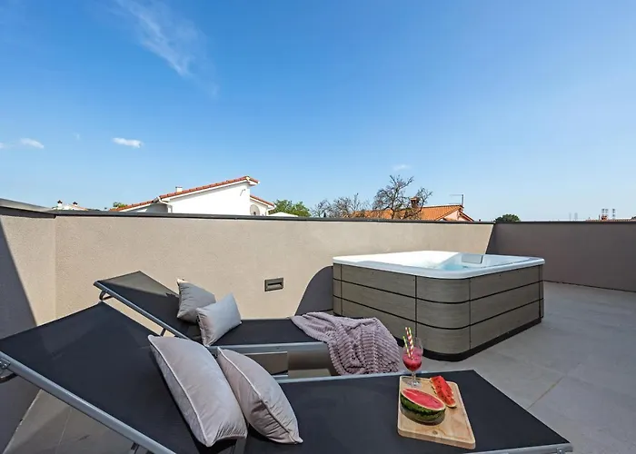 Villa Aida - 4 Bedroom Luxury With Large Private Pool 4k Projector And Jacuzzi