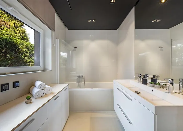 Aida - 4 Bedroom Luxury With Large Private Pool 4k Projector And Jacuzzi Willa *