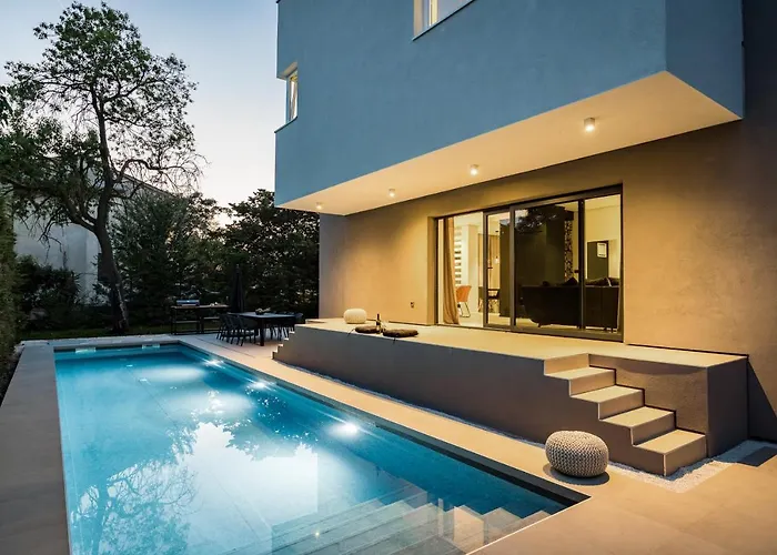 Aida - 4 Bedroom Luxury With Large Private Pool 4k Projector And Jacuzzi *