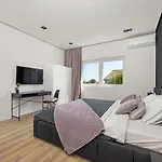 Aida - 4 Bedroom Luxury With Large Private Pool 4k Projector And Jacuzzi Willa *