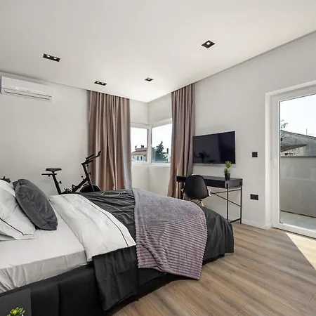 Aida - 4 Bedroom Luxury With Large Private Pool 4k Projector And Jacuzzi Villa Pula