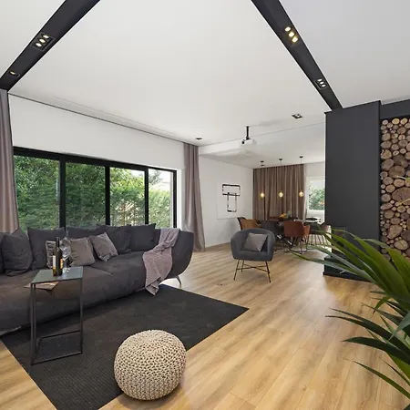 Aida - 4 Bedroom Luxury With Large Private Pool 4k Projector And Jacuzzi *