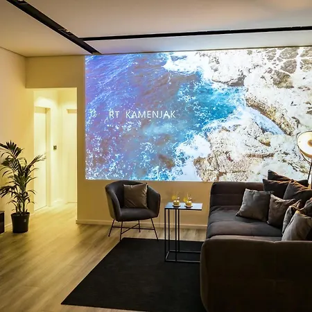 Aida - 4 Bedroom Luxury With Large Private Pool 4k Projector And Jacuzzi Pula