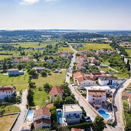 Aida - 4 Bedroom Luxury With Large Private Pool 4k Projector And Jacuzzi * Pula