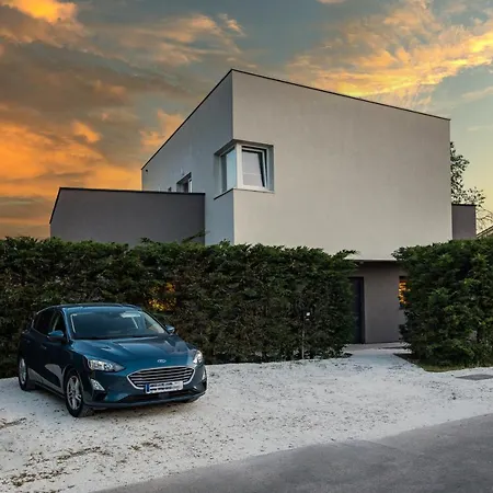 Aida - 4 Bedroom Luxury With Large Private Pool 4k Projector And Jacuzzi