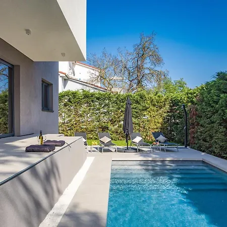 Aida - 4 Bedroom Luxury With Large Private Pool 4k Projector And Jacuzzi Villa Pula