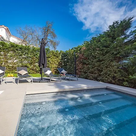 Aida - 4 Bedroom Luxury With Large Private Pool 4k Projector And Jacuzzi *