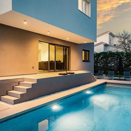 Aida - 4 Bedroom Luxury With Large Private Pool 4k Projector And Jacuzzi * Pula