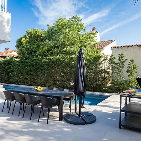 Aida - 4 Bedroom Luxury With Large Private Pool 4k Projector And Jacuzzi * Pula