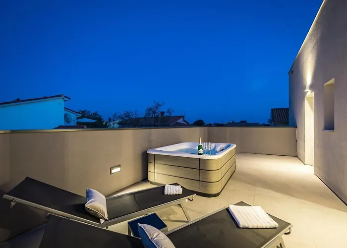 Aida - 4 Bedroom Luxury With Large Private Pool 4k Projector And Jacuzzi * פולה