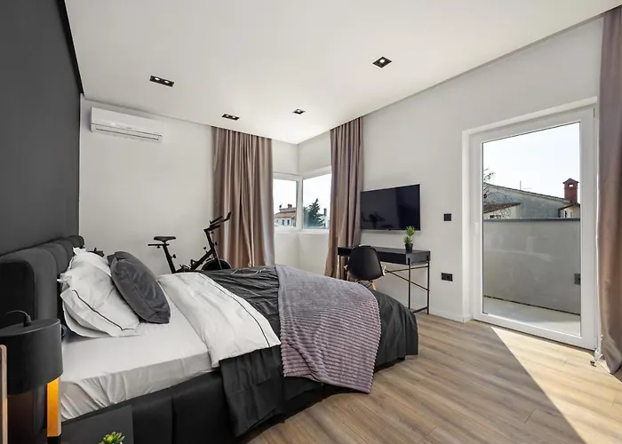 Aida - 4 Bedroom Luxury With Large Private Pool 4k Projector And Jacuzzi Villa Pola
