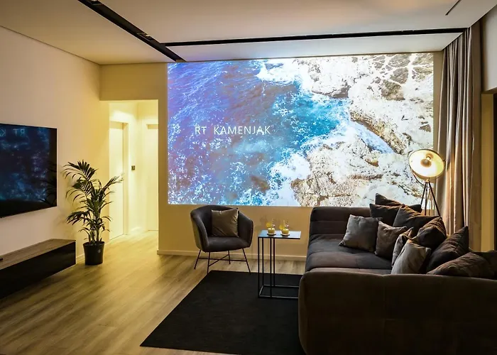 Aida - 4 Bedroom Luxury With Large Private Pool 4k Projector And Jacuzzi פולה