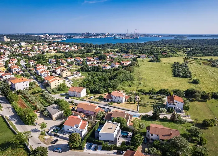 Aida - 4 Bedroom Luxury With Large Private Pool 4k Projector And Jacuzzi *