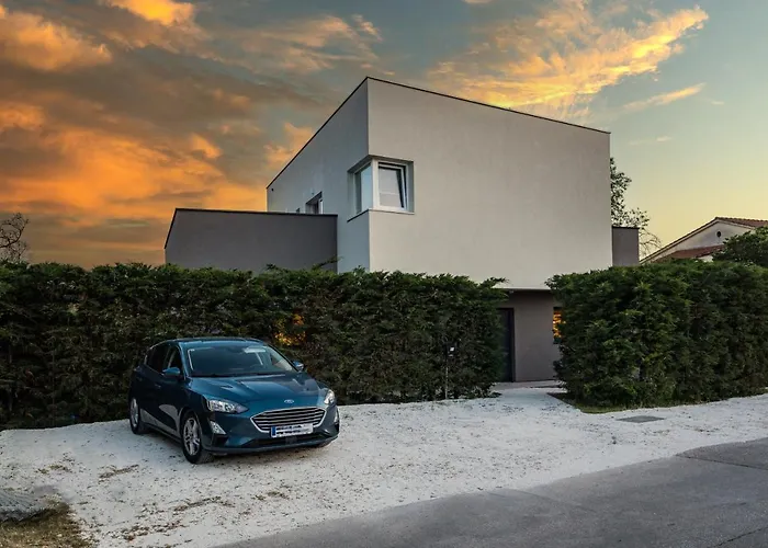 Aida - 4 Bedroom Luxury With Large Private Pool 4k Projector And Jacuzzi