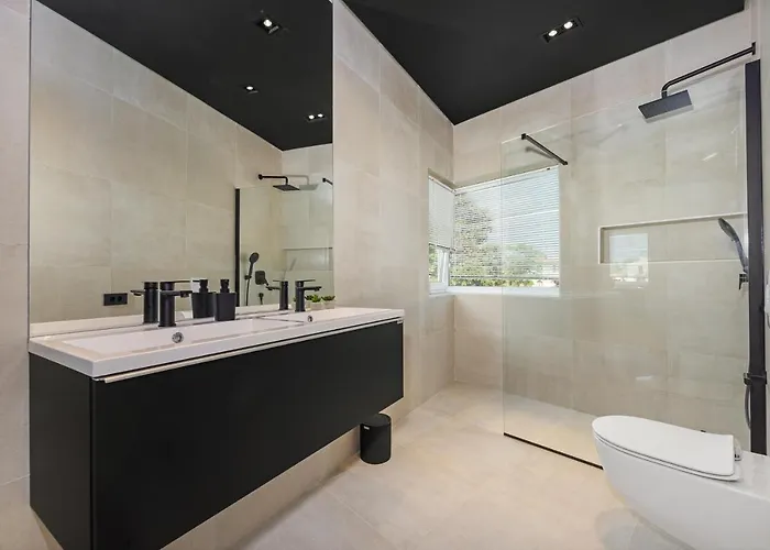 Aida - 4 Bedroom Luxury With Large Private Pool 4k Projector And Jacuzzi וילה פולה