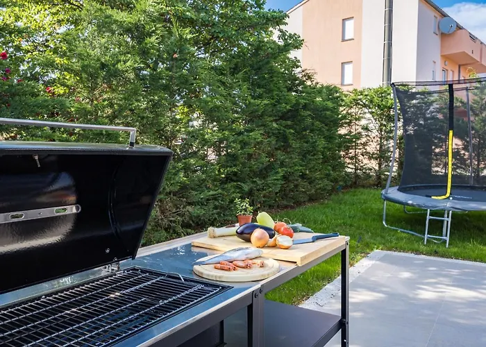 Aida - 4 Bedroom Luxury With Large Private Pool 4k Projector And Jacuzzi