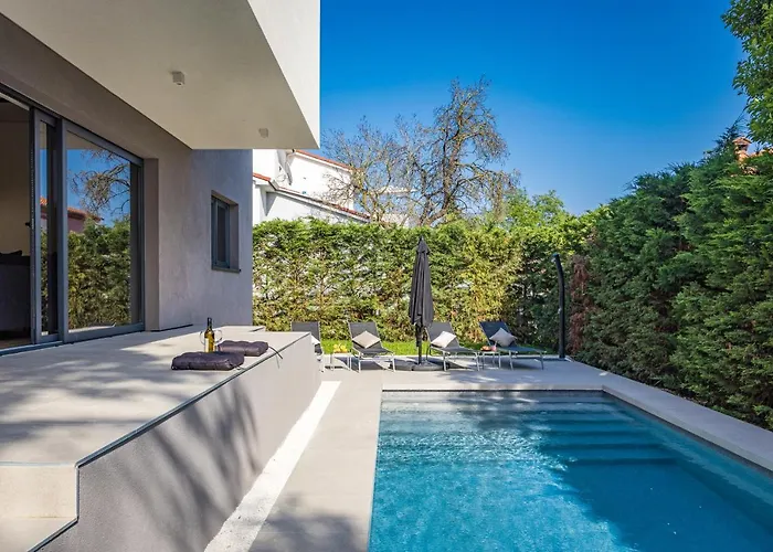 Aida - 4 Bedroom Luxury With Large Private Pool 4k Projector And Jacuzzi Villa Pola