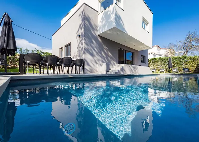 Vila Aida - 4 Bedroom Luxury With Large Private Pool 4k Projector And Jacuzzi *