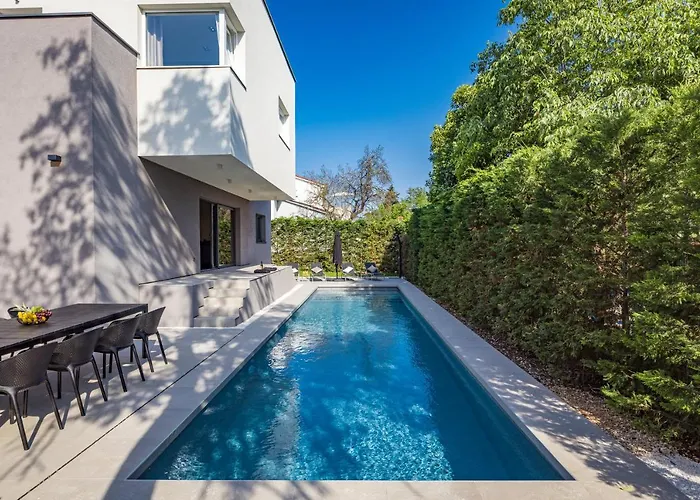 Aida - 4 Bedroom Luxury With Large Private Pool 4k Projector And Jacuzzi Pola