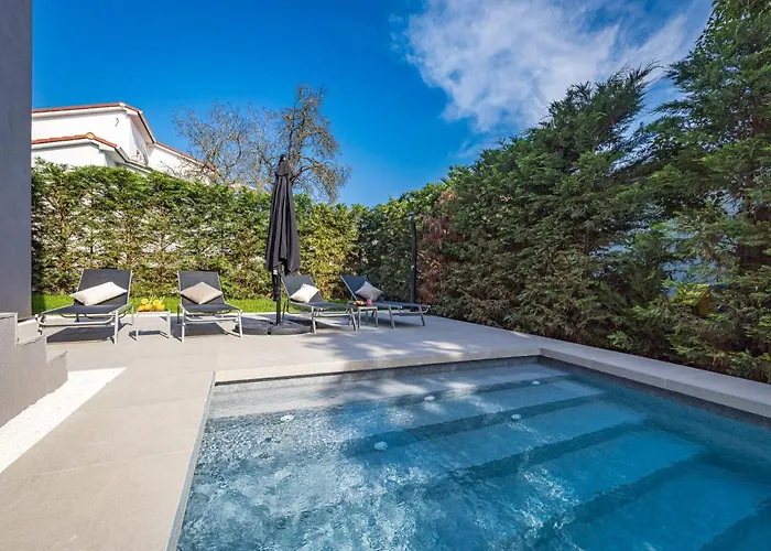 Aida - 4 Bedroom Luxury With Large Private Pool 4k Projector And Jacuzzi *