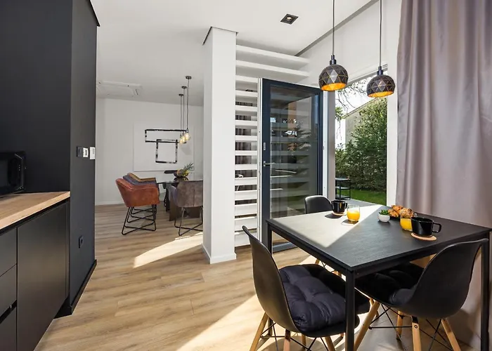 Aida - 4 Bedroom Luxury With Large Private Pool 4k Projector And Jacuzzi *