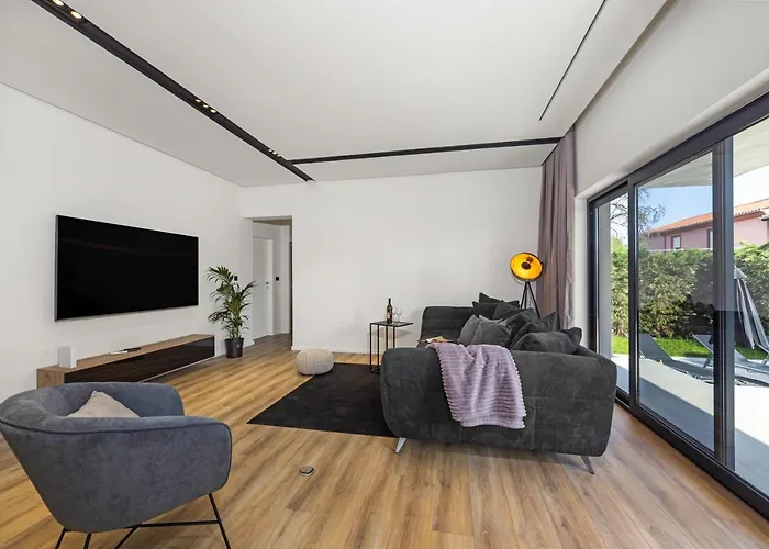 Aida - 4 Bedroom Luxury With Large Private Pool 4k Projector And Jacuzzi Вілла