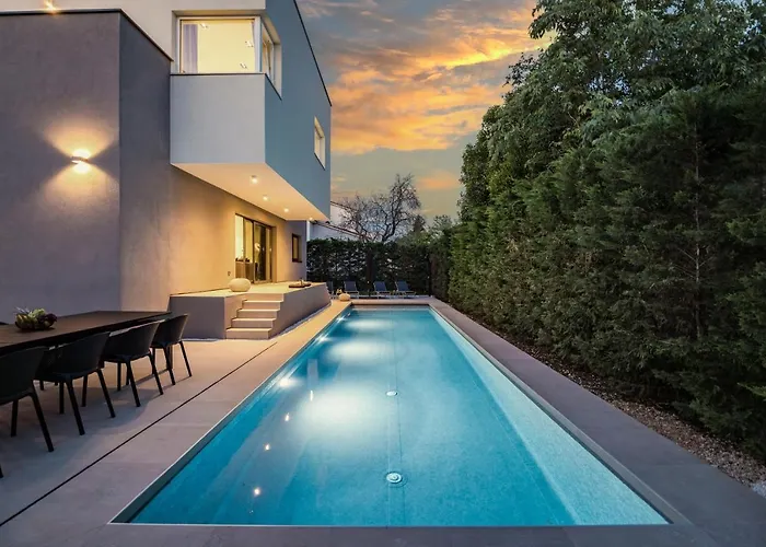 Aida - 4 Bedroom Luxury With Large Private Pool 4k Projector And Jacuzzi *