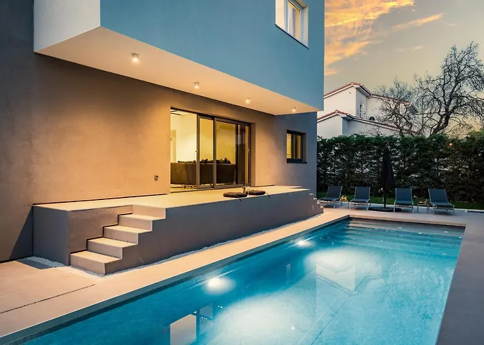 Aida - 4 Bedroom Luxury With Large Private Pool 4k Projector And Jacuzzi * פולה