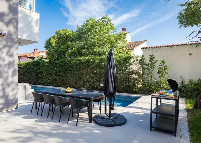 Aida - 4 Bedroom Luxury With Large Private Pool 4k Projector And Jacuzzi * פולה