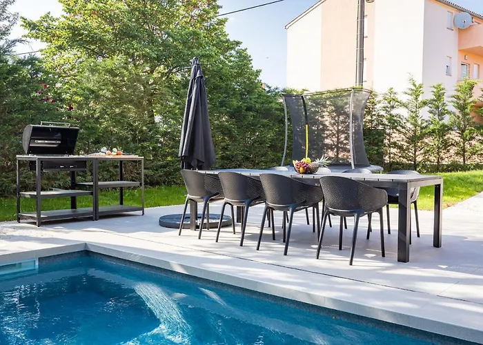 Aida - 4 Bedroom Luxury With Large Private Pool 4k Projector And Jacuzzi * פולה
