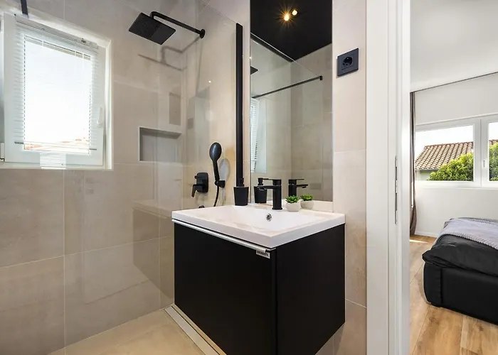 Aida - 4 Bedroom Luxury With Large Private Pool 4k Projector And Jacuzzi