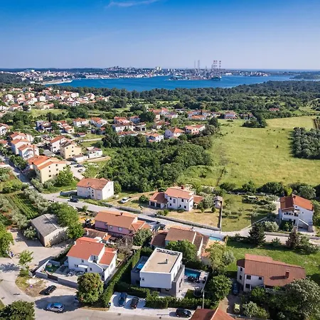 Aida - 4 Bedroom Luxury With Large Private Pool 4k Projector And Jacuzzi *