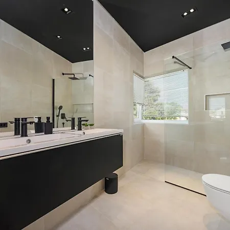 Aida - 4 Bedroom Luxury With Large Private Pool 4k Projector And Jacuzzi 别墅 普拉