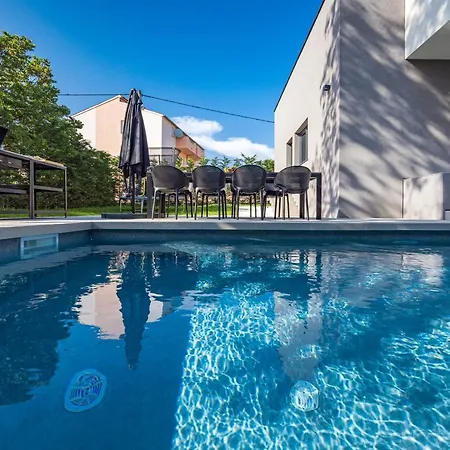 Aida - 4 Bedroom Luxury With Large Private Pool 4k Projector And Jacuzzi 别墅 *
