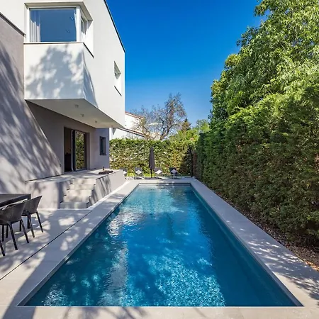 Aida - 4 Bedroom Luxury With Large Private Pool 4k Projector And Jacuzzi 普拉